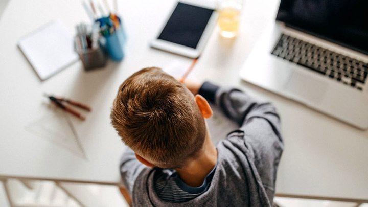 تصویر دانش آموز در کلاس آنلاین