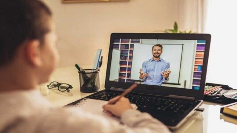 تصویر معلم در کلاس آنلاین